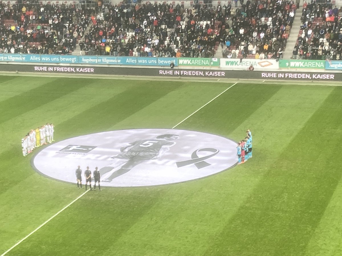 Abschied vom #Kaiser auch bei <a href="/FCAugsburg/">FC Augsburg</a> vs <a href="/bayer04fussball/">Bayer 04 Leverkusen</a> #Beckenbauer <a href="/DFL_Official/">DFL Deutsche Fußball Liga</a> #dpareporter