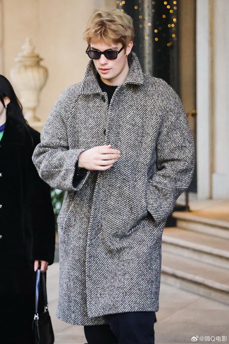 bedchembuckley's tweet photo. henry walking around nyc post abdication i heard someone say https://t.co/LyVFpNgSZv