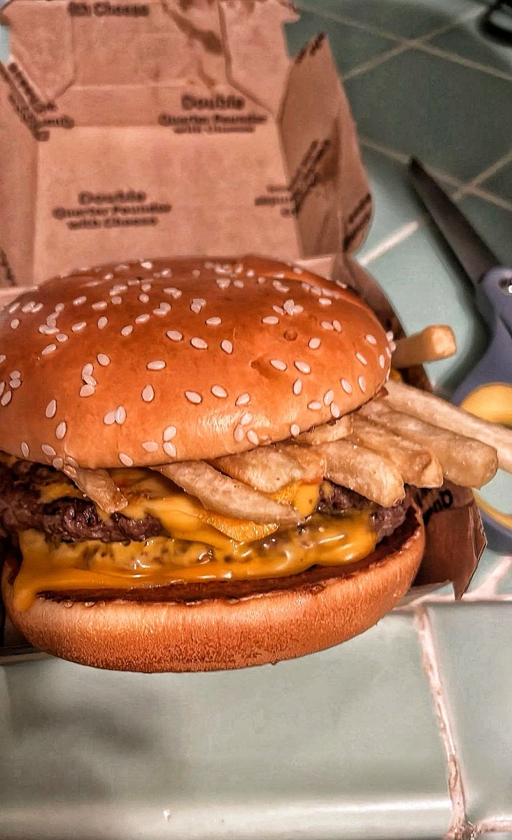 eatinerni's tweet photo. Anyone else put fries 🍟 on their burger 🍔 https://t.co/f9H6d3NZsY