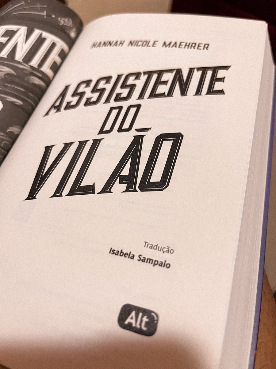 litteraverso's tweet photo. QUE LIVRO BOM! ✨🐸

O humor é impecável! E, aqui, só tenho a parabenizar a tradução. Isabela Sampaio você é INCRÍVEL! 

“Assistente do Vilão”, de Hannah Nicole Maehrer, acompanha uma jovem, Evie, que se torna assistente pessoal do Vilão. Tipo, o cara é realmente o vilão dos contos de fadas e tudo mais. Só que é ÓBVIO que o cara é encantador. E TIPO ASSIM a história tem um SAPO que usa COROA e se comunica! 

A dinâmica entre Evie e o Vilão é tão boa. Eu não consegui parar de ler porque eu sentia que precisava de mais deles! Ele todo “eu sou o vilão sou mau 😡” e ela 100% “ata você é um fofo 🥰” me deixou 100% AAAAAAAA das ideias.

Depois desse final, @editoraAlt EU IMPLORO pelo lançamento do segundo volume ainda esse ano.

“Assistente do Vilão” faz parte de uma trilogia (até onde sei é trilogia).  O segundo volume lança em agosto na gringa, enquanto o terceiro livro lança em setembro de 2025.