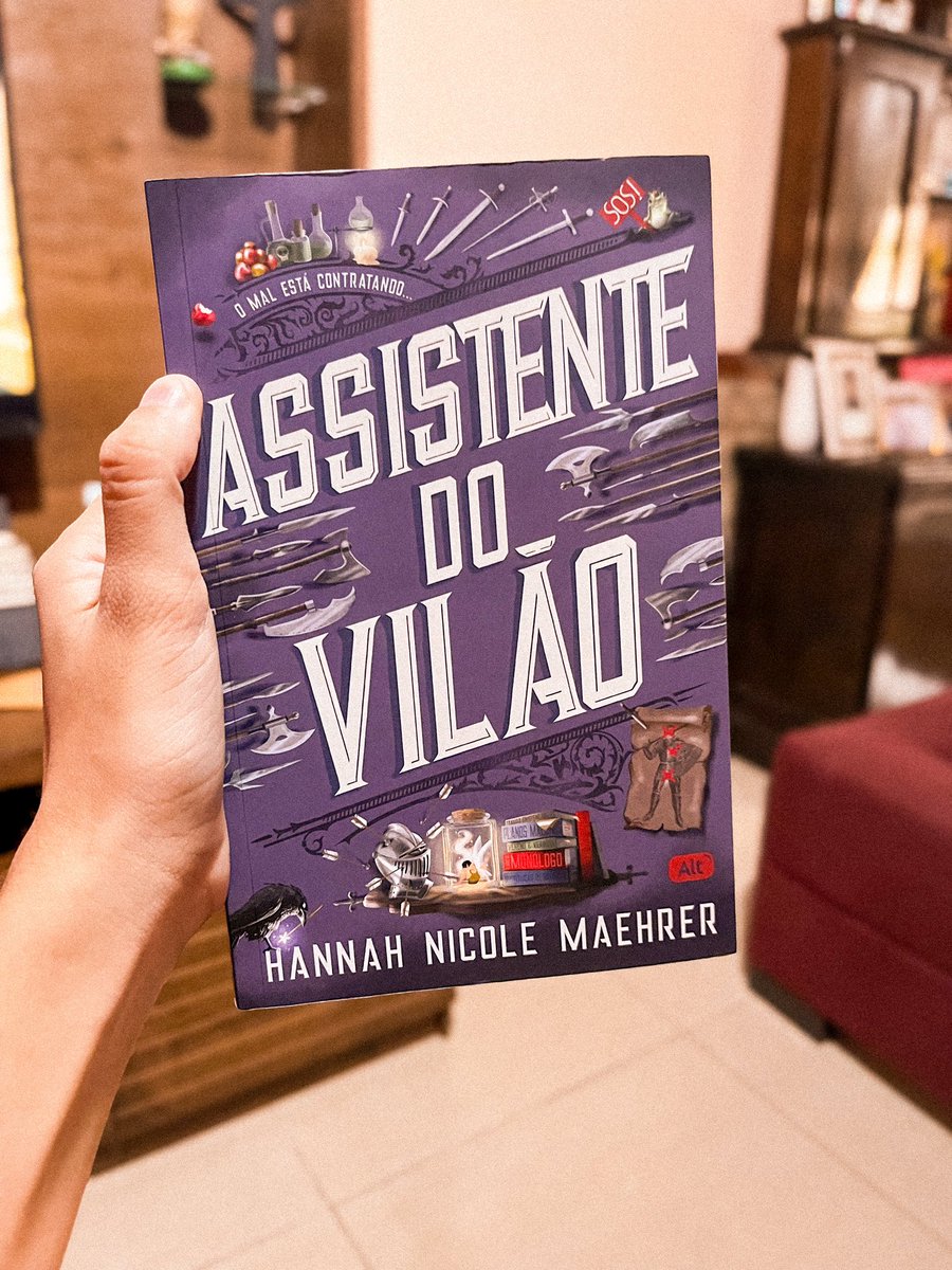 litteraverso's tweet photo. QUE LIVRO BOM! ✨🐸

O humor é impecável! E, aqui, só tenho a parabenizar a tradução. Isabela Sampaio você é INCRÍVEL! 

“Assistente do Vilão”, de Hannah Nicole Maehrer, acompanha uma jovem, Evie, que se torna assistente pessoal do Vilão. Tipo, o cara é realmente o vilão dos contos de fadas e tudo mais. Só que é ÓBVIO que o cara é encantador. E TIPO ASSIM a história tem um SAPO que usa COROA e se comunica! 

A dinâmica entre Evie e o Vilão é tão boa. Eu não consegui parar de ler porque eu sentia que precisava de mais deles! Ele todo “eu sou o vilão sou mau 😡” e ela 100% “ata você é um fofo 🥰” me deixou 100% AAAAAAAA das ideias.

Depois desse final, @editoraAlt EU IMPLORO pelo lançamento do segundo volume ainda esse ano.

“Assistente do Vilão” faz parte de uma trilogia (até onde sei é trilogia).  O segundo volume lança em agosto na gringa, enquanto o terceiro livro lança em setembro de 2025.