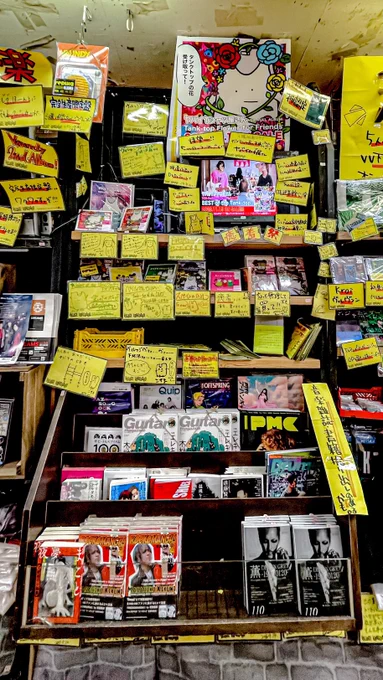 ヴィレヴァン下北沢店 流石のKEYTALKとヤバT、 店内に大量の直筆ポップあって笑った 隣にシンガーズハイも👀  浅野いにお先生の 直筆ポップとかも沢山あった! デデデデの映画気になる...!  他のアーティストさんや漫画家さんのも 沢山あったけど流石に載せきれないので 遊びに行った方は是非。