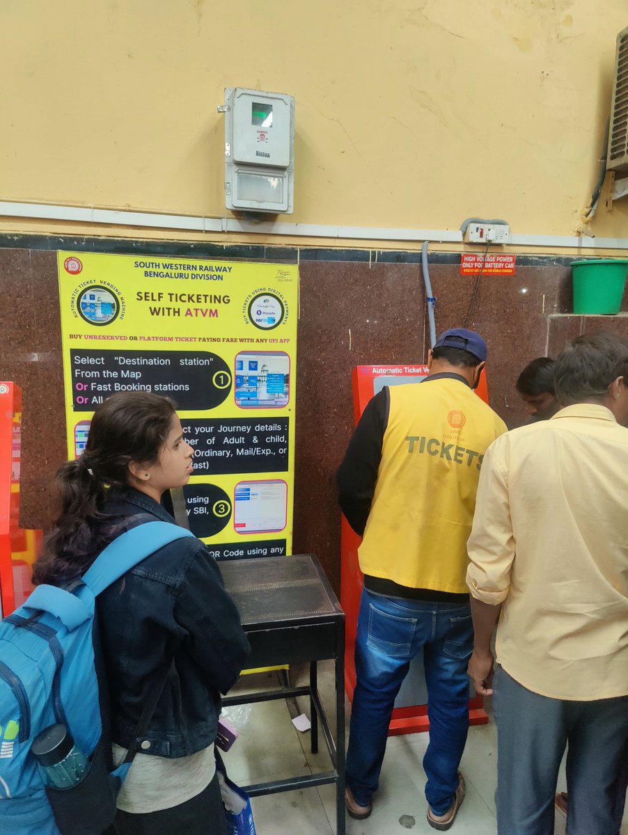 abhi_cbazaar's tweet photo. @AshwiniVaishnaw @RailMinIndia @SWRRLY Our PM talks of digital India and here at Yeshwantpur Railway station at kiosk a person is standing and taking cash and giving tickets ..When asked for UPI as mentioned on board he says we only accept Cash .Then why write that UPI is accept https://t.co/Tjfv2h9F8F