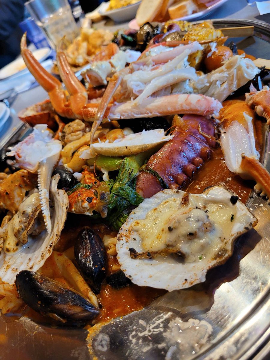 어무니 생신을 맞이하여 가족모임. 예약O, 주차X vs 예약X 주차O 중에 고민하다가 전자로 했는데 다음부턴 절대, 주차장이 없는 곳으로는 가지 않기로했다. 자식들은 괜찮은데 보행 불편하신 아부지때매 아무리 맛집이어도 주차공간 없으면 안되겠더라고.