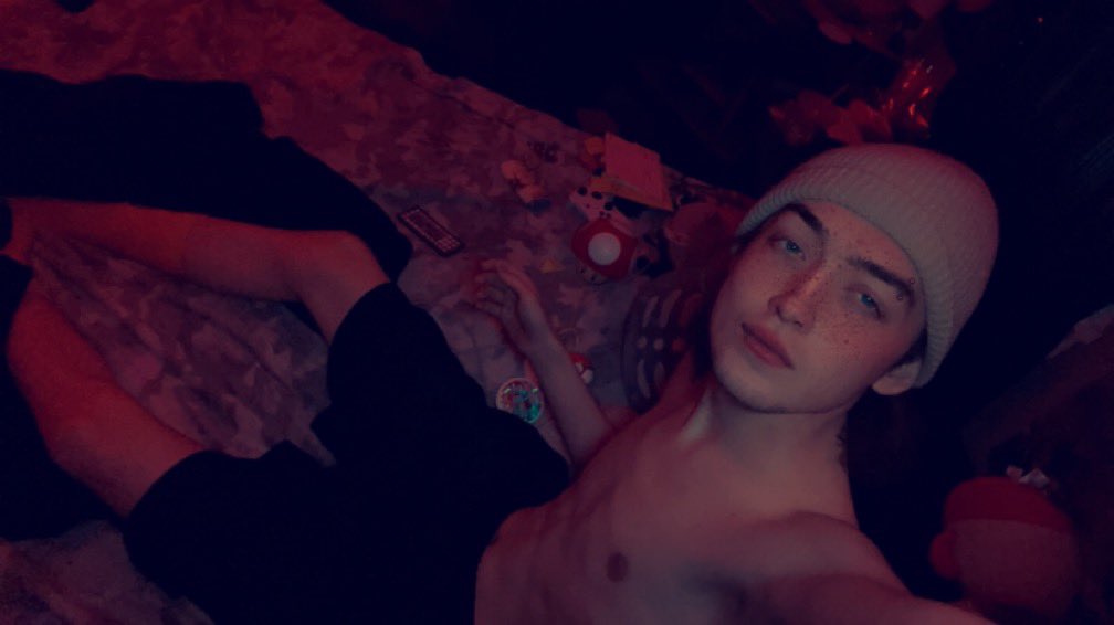 king_170o's tweet photo. who wants to cuddle?
#tired #hornÿ #latenight https://t.co/z95OCm8Wqi