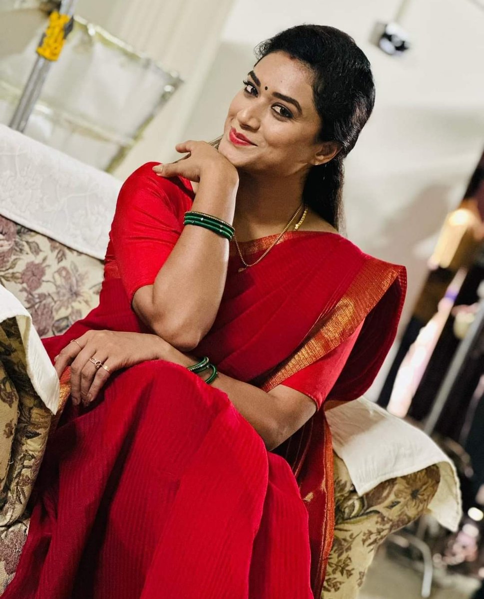 TanishaFan1's tweet photo. Queen of big boss season 10 Tanisha 👑 #BBK10
ಗೆದ್ದು ಬನ್ನಿ Tanisha 🏆🏆 ಈ ಸಲ cup ನಿಮ್ಮದೇ ಆಗಿರ್ಬೇಕು ✅
One of the best and genuine person ❤️❤️
WE SUPPORT BENKI TANISHA 
#Tanisha #tanishakuppanda #benki #bbk10 #wesupportbenkitanisha https://t.co/KhKX6XAyvc
