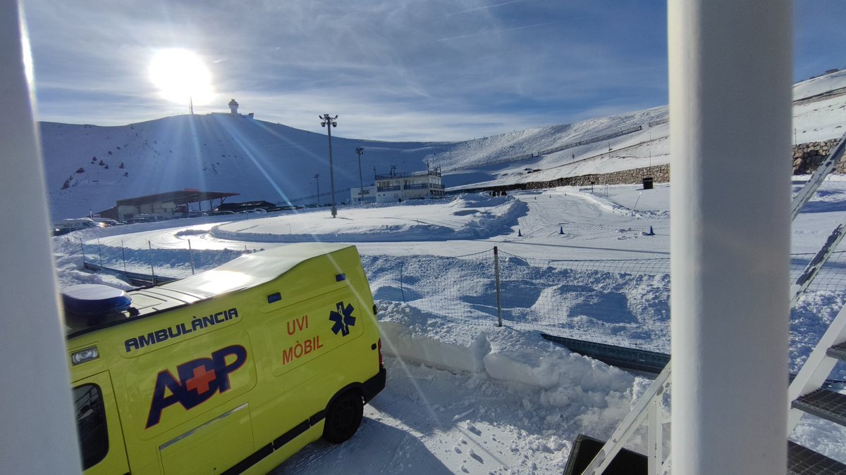 pedrolacacerola's tweet photo. #ServeisMèdics #Operatius @GseriesACA #gseries #icegladiators @ambulanciesADP @AndbankAND @AutoClubAnd #FederacióAndorranaMotociclisme https://t.co/BrQWBtULrv