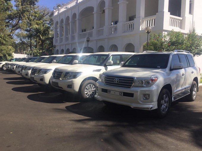 En réduisant les dépenses liées au personnel (salaires, communications, frais de missions, etc.) que de 15% par an, l’État pourrait rembourser l'ensemble de la dette de l'EDM en seulement 5 ans avec cet argent. 

Imaginez cela.