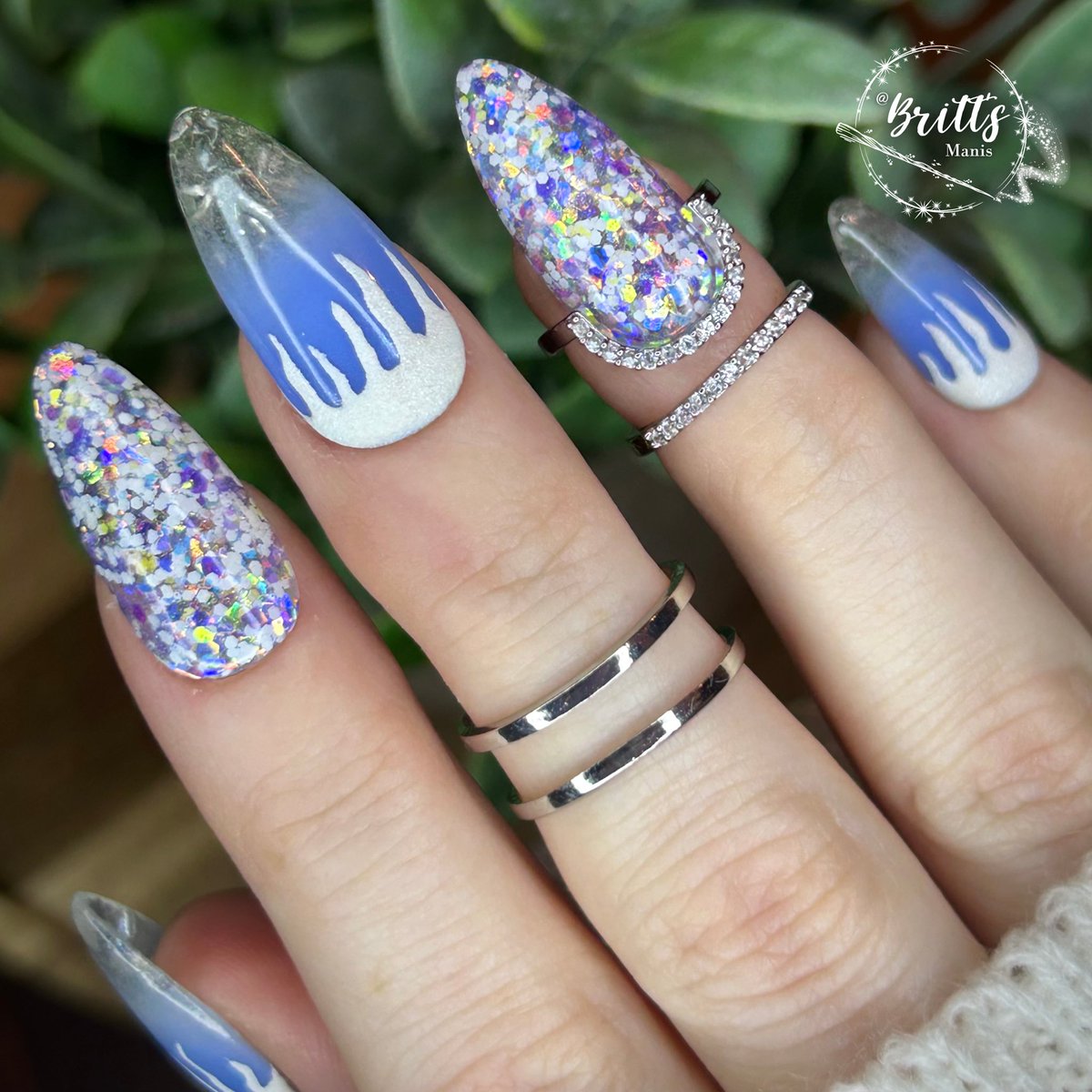 BrittsManis's tweet photo. Decided to do something a little frostyyy ❄️ This mani was definitely a challenged and tons of firsts! I’ve never done the cracked ice effect, I’ve never painted icicles, and I’ve never sugared anything 😱

Details: https://t.co/hrsdQo3Elh https://t.co/y4ABOoe2FD