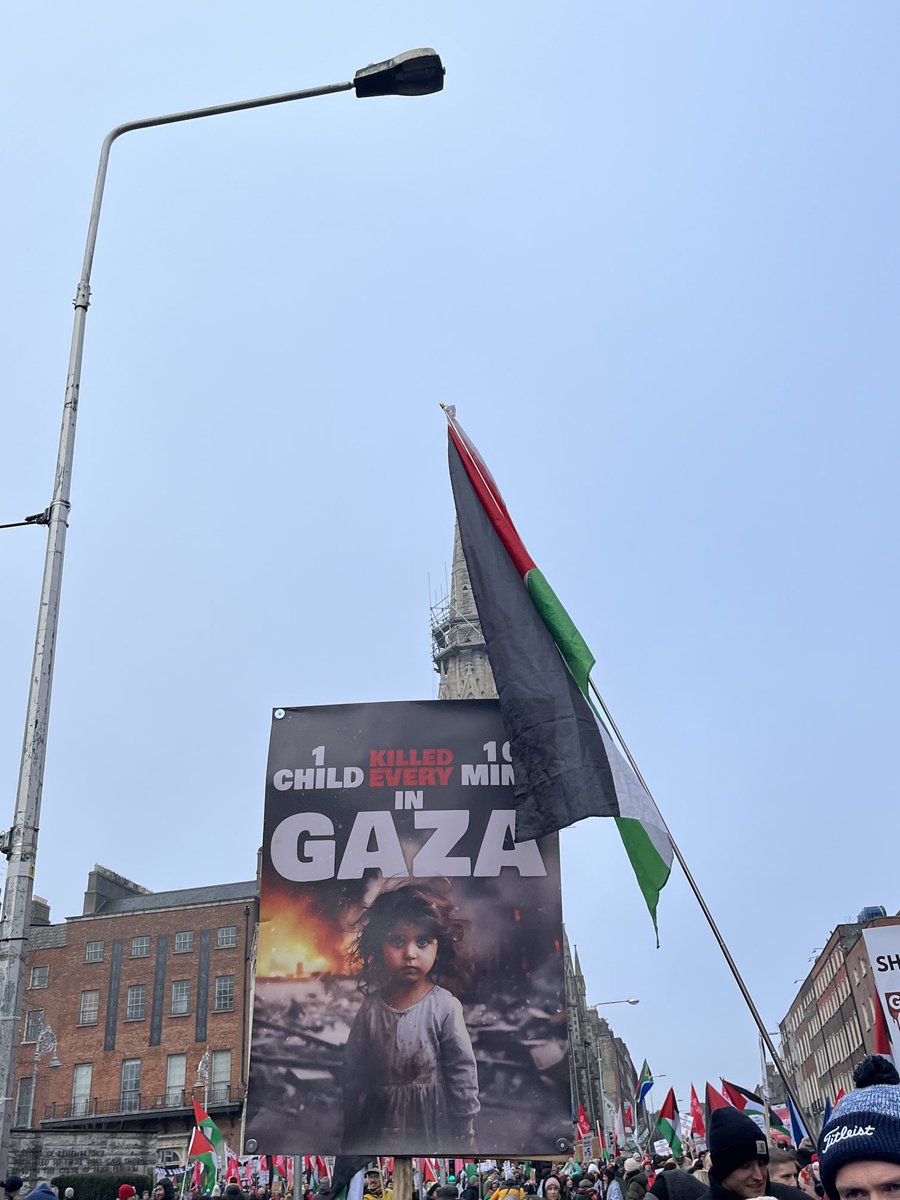 orourke_darren's tweet image. Big, big crowd in Dublin marching in solidarity with the people of Palestine.✊🏼🇵🇸

“Kudos don Afraic Theas” 👏

The Irish Govt must follow suit. 

#CeasefireNOW #StopTheGenocide
