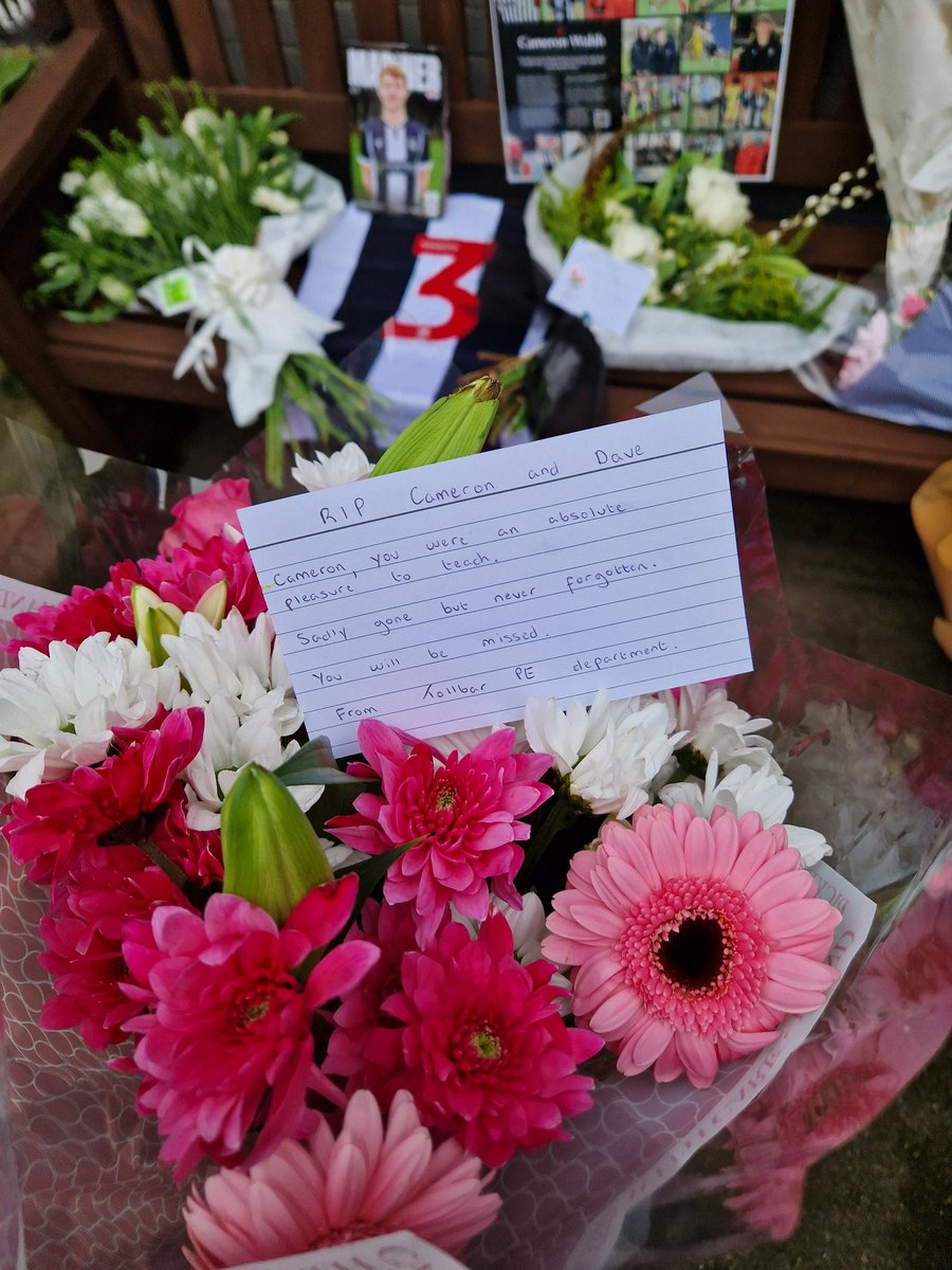 cowier2's tweet image. Our flowers for Cameron and Dave from Tollbar PE department 👨🏫🙏
UTM ⚫️ ⚪️
#GTFC