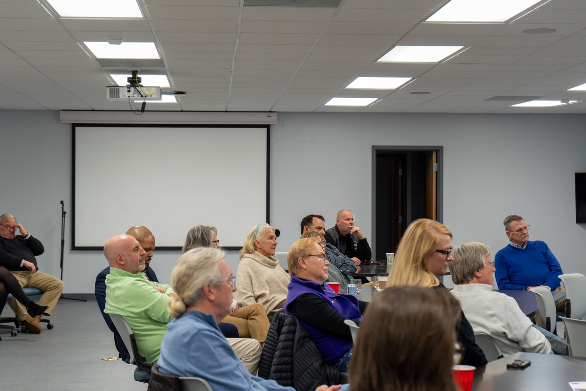 ChambersForIN's tweet image. Politicians talk instead of listen. That's not how we do things.

It was great to be back in Marion yesterday for another listening session to hear directly from Hoosiers about how we can make Indiana even better. #TeamBrad