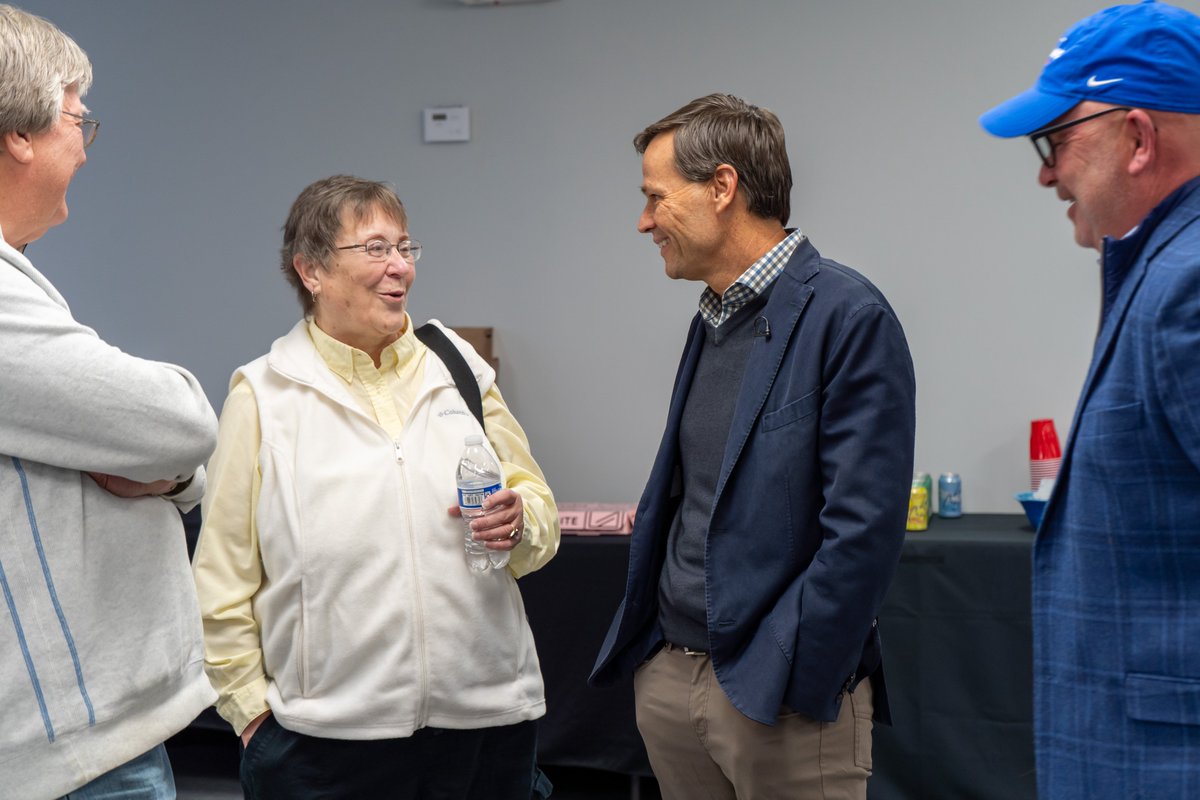ChambersForIN's tweet image. Politicians talk instead of listen. That's not how we do things.

It was great to be back in Marion yesterday for another listening session to hear directly from Hoosiers about how we can make Indiana even better. #TeamBrad