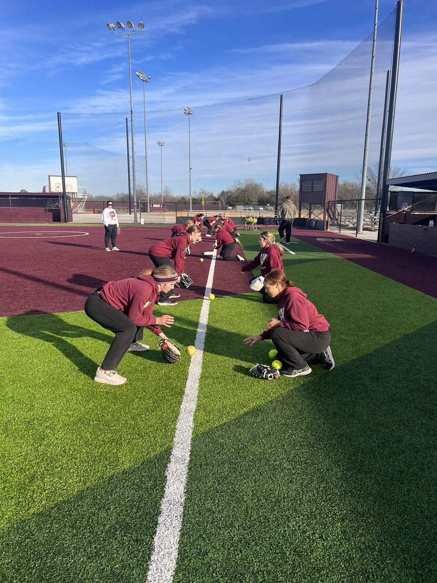 TheBoroSoftball's tweet photo. 🥎1ST DAY OF PRACTICE🥎 

The 🔥HYPE🔥of 2024 Ladycat softball season is real! 2 weeks until our 1st scrimmage and these girls are ready to ball 💪🏻 https://t.co/jNN7Zt2Dad