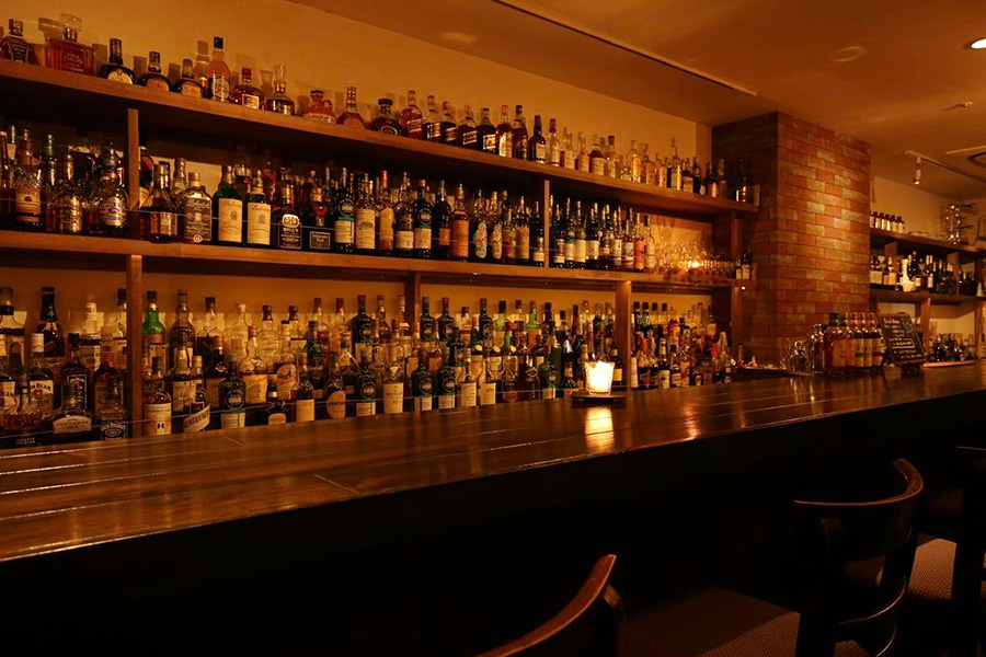 LiquorPage's tweet photo. 近年、名古屋のバーの中でよくその名が取り沙汰される「Bar Thistle」

ウイスキーなど700種のお酒を揃えつつ、カクテルにも注力するバーで、
有名バーテンダーを招いたイベントを数多く開催し、各方面から注目を集めています。

どんな人が店主で、どんなお店なのか？気になる方は↓をご覧ください！ https://t.co/6pW1iemo60