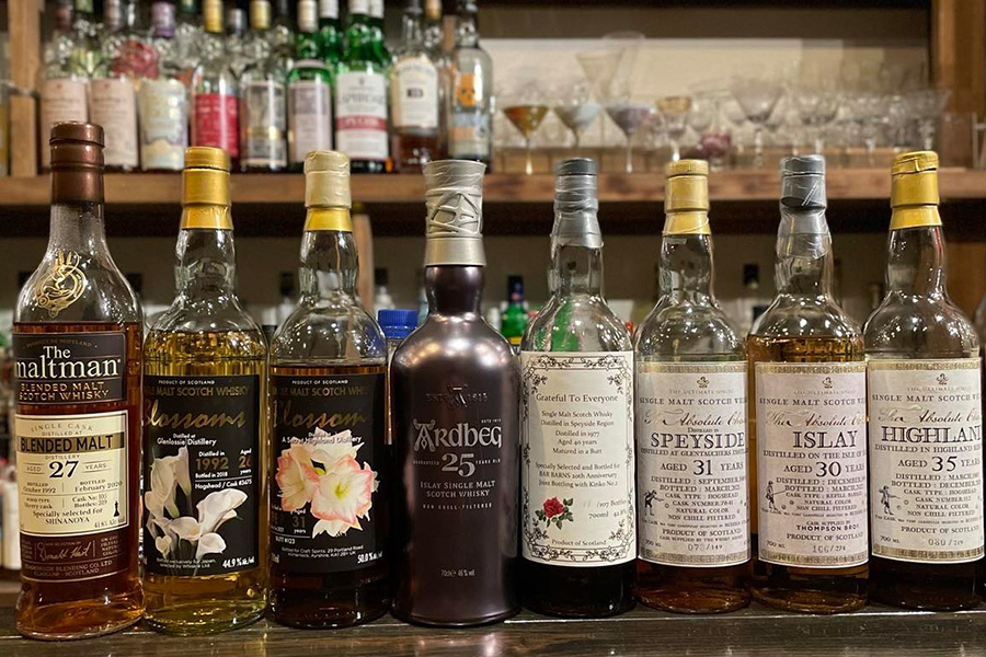 LiquorPage's tweet photo. 近年、名古屋のバーの中でよくその名が取り沙汰される「Bar Thistle」

ウイスキーなど700種のお酒を揃えつつ、カクテルにも注力するバーで、
有名バーテンダーを招いたイベントを数多く開催し、各方面から注目を集めています。

どんな人が店主で、どんなお店なのか？気になる方は↓をご覧ください！ https://t.co/6pW1iemo60