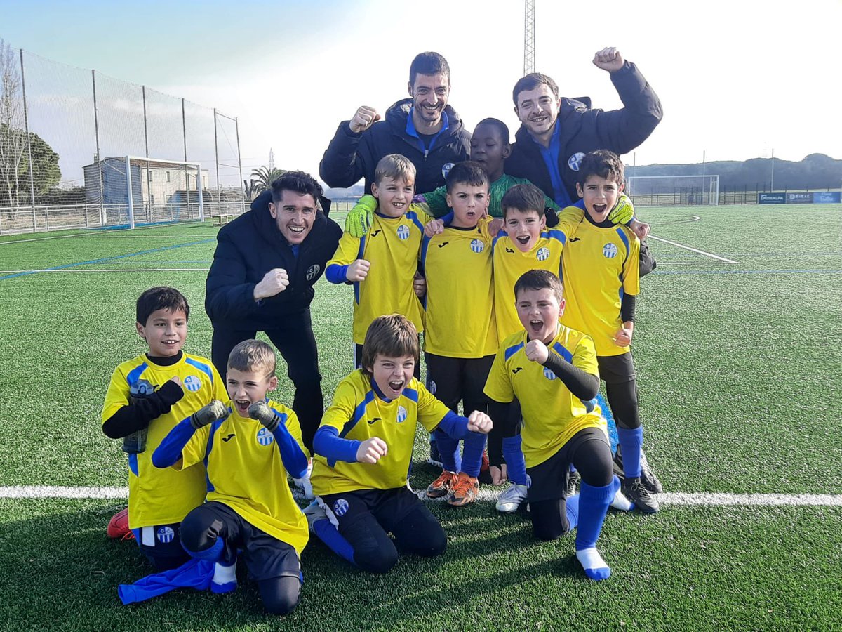 La primera del cap de setmana i de l'any! Victòria del Bemjamí A aquest matí a Celrà ✅💪🏻
Enhorabona, seguim!💙

#sempresantpere #futboldebarri #somblaus
🔵⚪️🔵⚪️🔵
