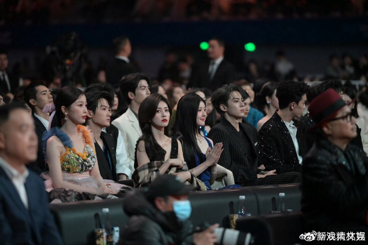 Vniene's tweet photo. คนจัดที่นั่งมาคุยกันดิ้ อีกนิดเดียวตี้ซินจะนั่งข้างกันละ มันทำไมห้ะ🤦‍♂️ https://t.co/Wb1MFqmprI