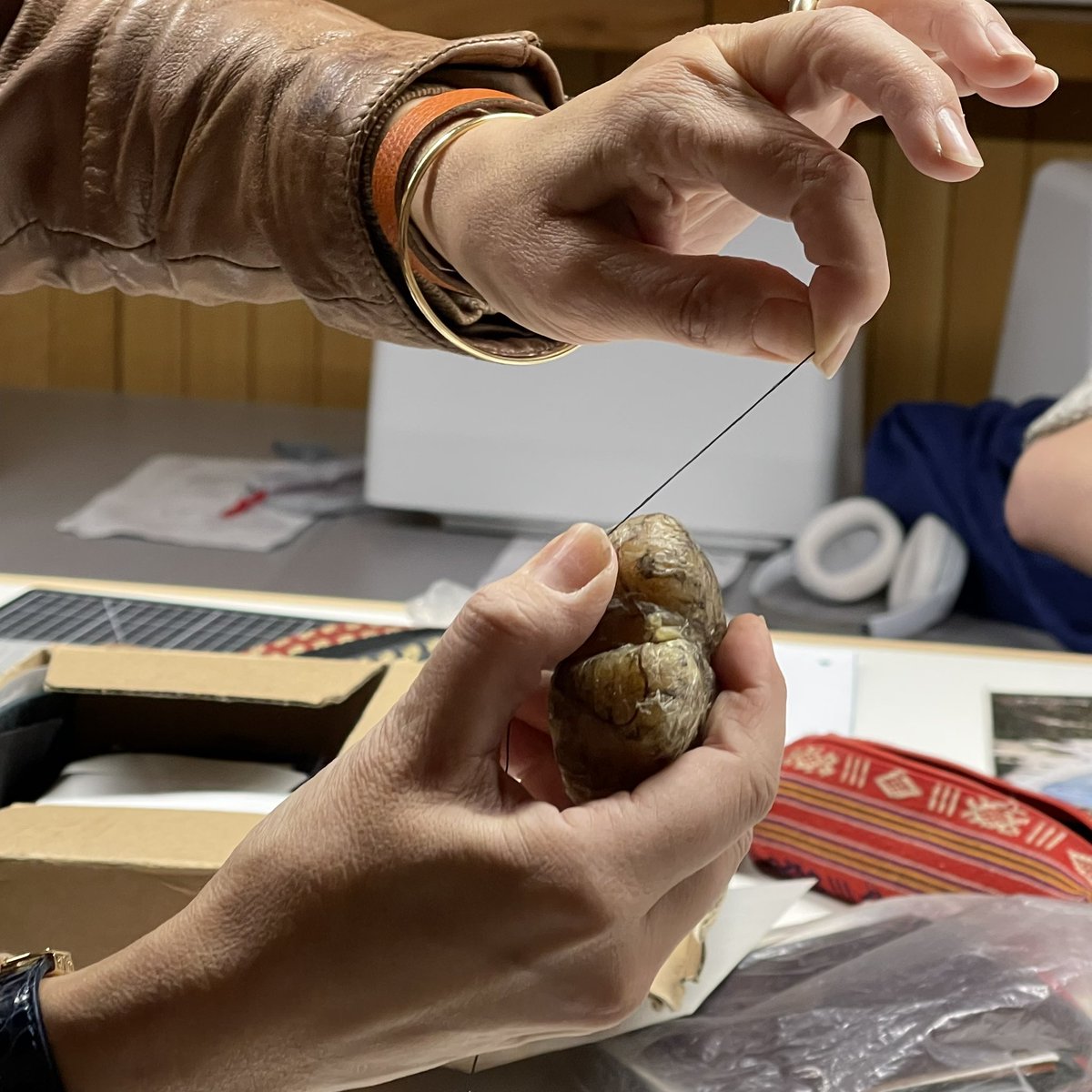 Scx_Flo's tweet photo. Sceaux #ALaCroiséeDesTalents c’est aussi le premier atelier cuir de @Ville_de_Sceaux à La Manufacture
Un atelier animé Anna nouvelle créatrice
#AtelierCreatif #UpCycling https://t.co/YLeWosdt1t
