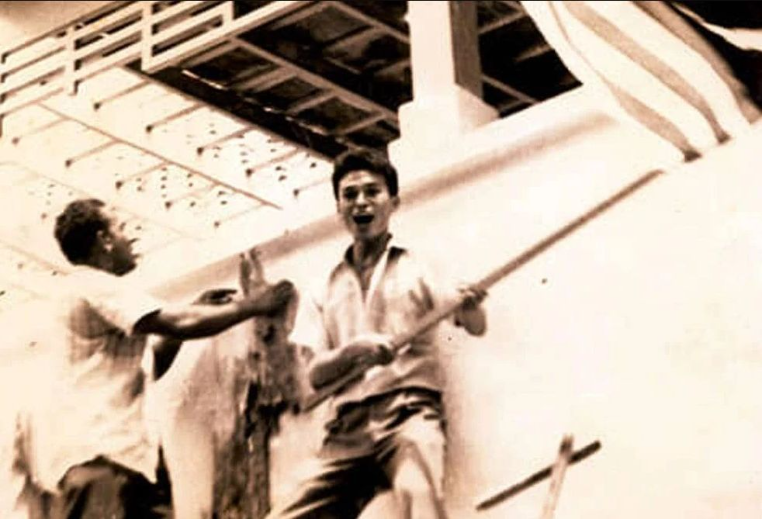 muhammadnajib79's tweet photo. Mahathir:
"Malaysian Indians not completely loyal to this country"

Malaysian Indian aka Samy Vellu:
Climbed Indonesian embassy to remove Pancasila and replace it with Malaysian flag during the height of Konfrontasi https://t.co/Ao8AIrWKMf