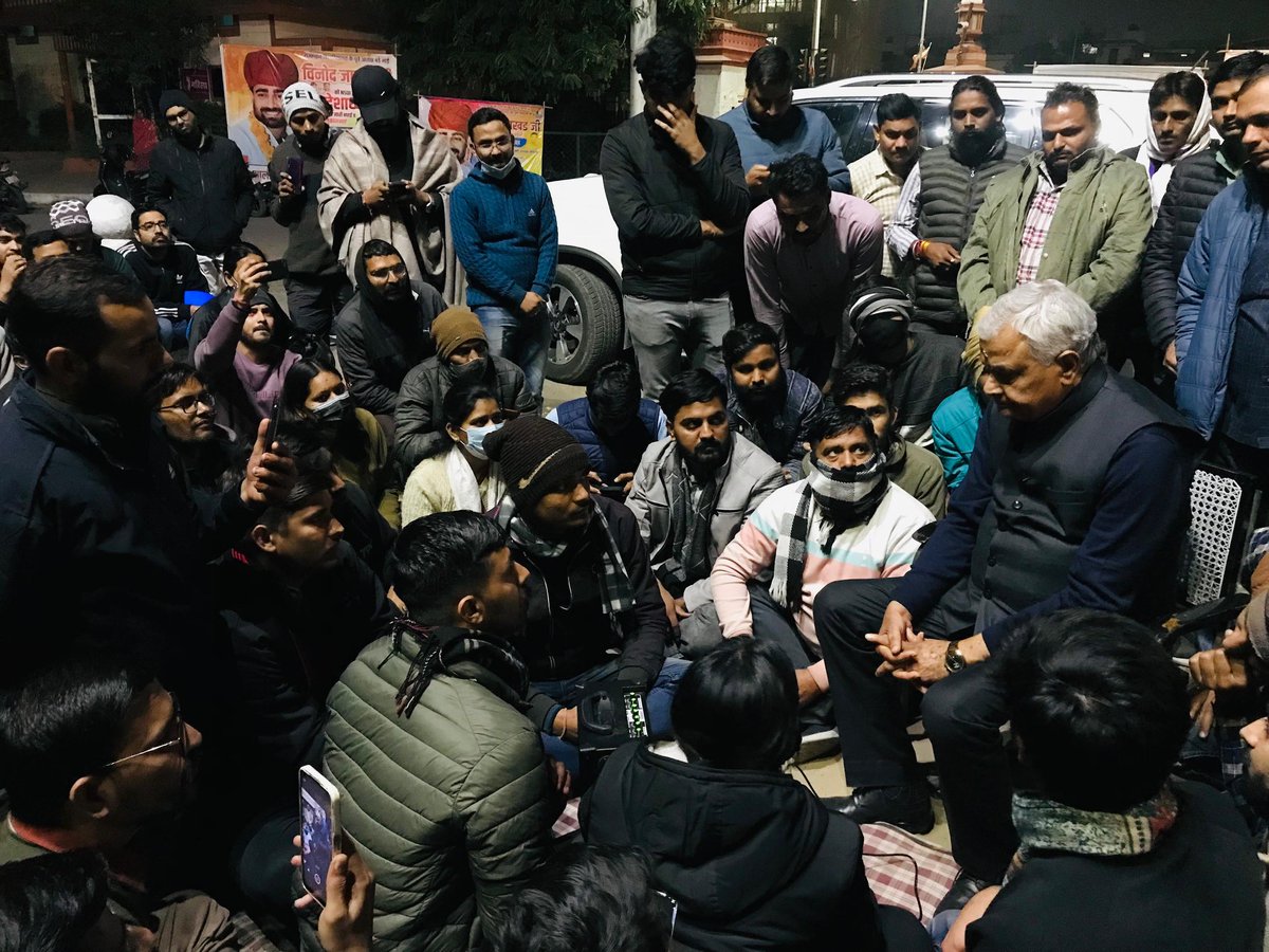 RAS मुख्य परीक्षा के अभ्यर्थियों से मिलने धरना स्थल पहुँचे मंत्री किरोड़ीलाल मीणा….सोमवार को मुख्यमंत्री से पुनः मिलाने का दिया आश्वासन…