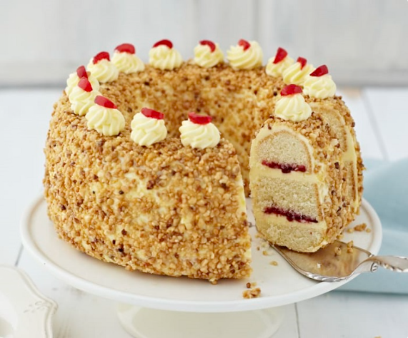 ArmyChic1128's tweet photo. This pastry is one of the famous specialties in Frankfurt, named in tribute to a city where many German emperors were crowned. Frankfurter Kranz has a circular texture covered with a thick layer of crispy caramel particles representing a golden crown and decorated with many cherries like rubies.