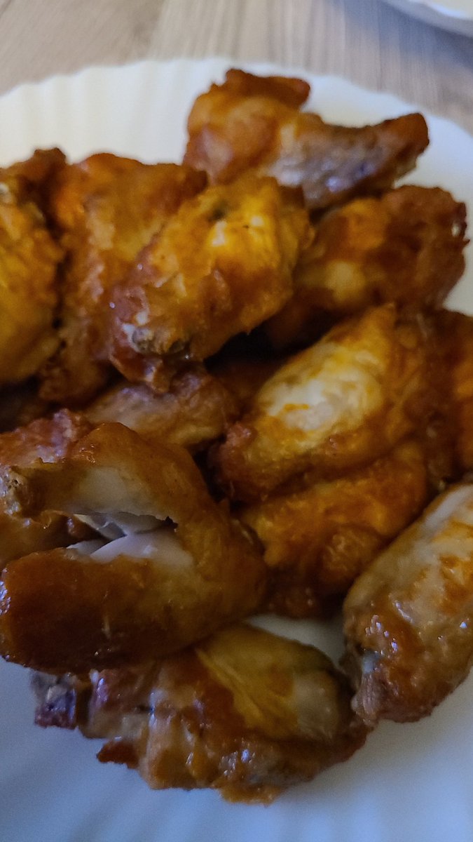 IrerJBBW's tweet photo. Chicken wings sind doch was schönes https://t.co/TTYJIqSgFT