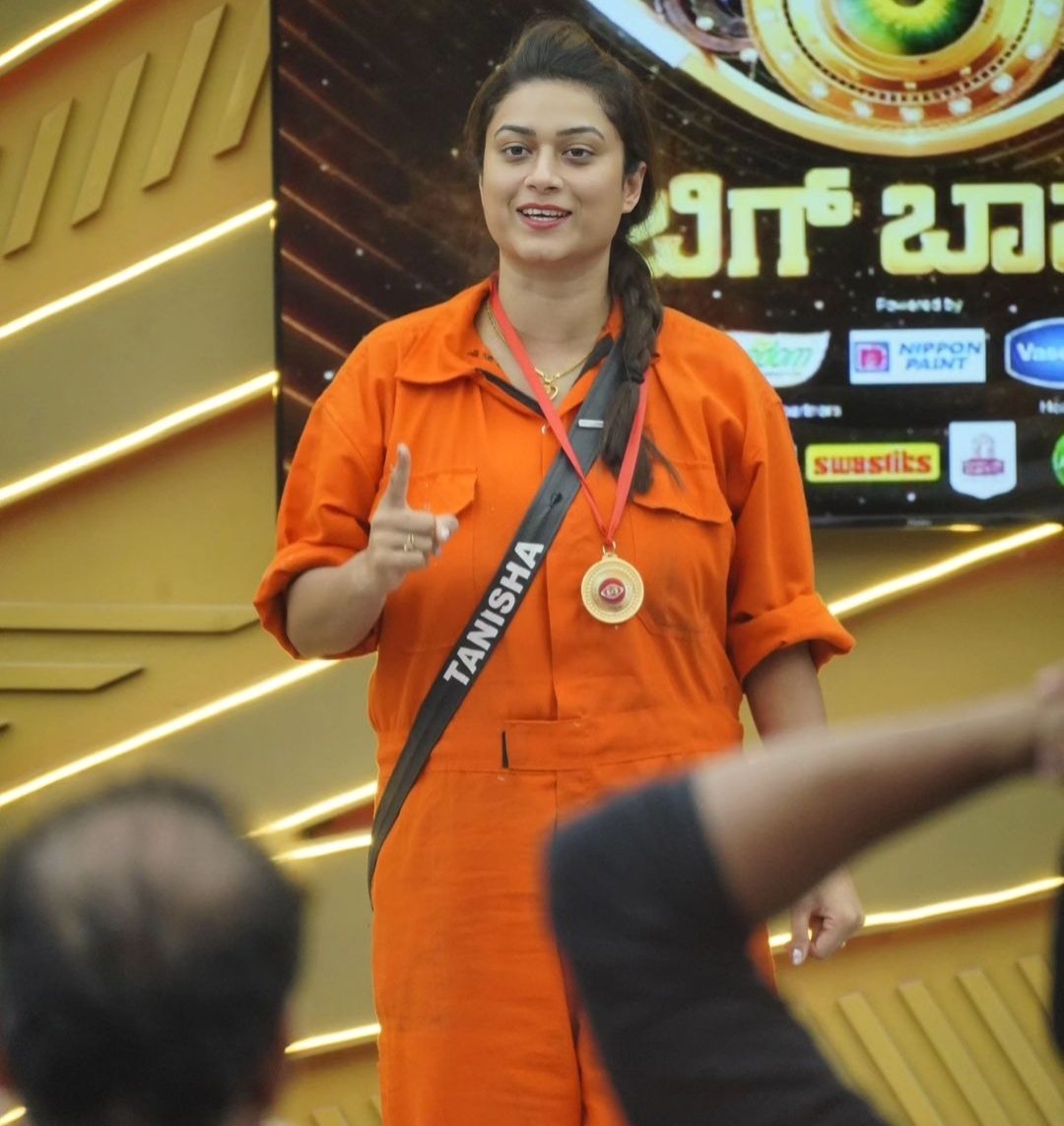 TanishaFan1's tweet photo. ಏಳು ಬೀಳಿನ ಆಟದಲ್ಲಿ ಕಂಡೆನು ಹೆಣ್ಣು ಹುಲಿ .. ಯಾರ್ ಇದ್ದರೇನ್ ಅಂತೇ ಎದುರಲ್ಲಿ.
WE SUPPORT BENKI TANISHA 
#Tanisha #tanishakuppanda #benki #bbk10 #wesupportbenkitanisha https://t.co/eGuovNTj4C