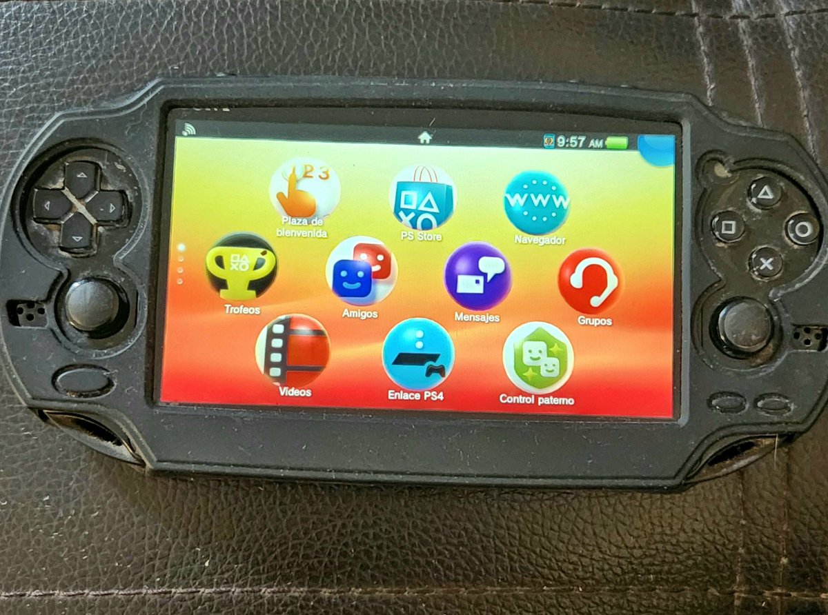 monicaberrocal2's tweet photo. Luego de mucho tiempo en el olvido....volvio a renacer! Sigue funcionando bien ....ahora a sincronizarla con la ps4! https://t.co/uxlIrQaSop