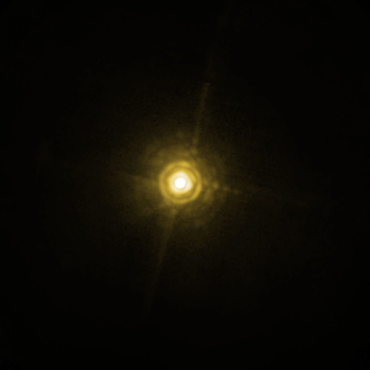ESO's tweet image. 3/ The planet in question is a giant exoplanet, roughly ten times more massive than Jupiter and with a temperature of about 800 degrees Celsius 🥵. It orbits the bright, young star HR 8799, located about 130 light-years from Earth.

Take a look at HR 8799! 👇

📷 ESO/M. Janson