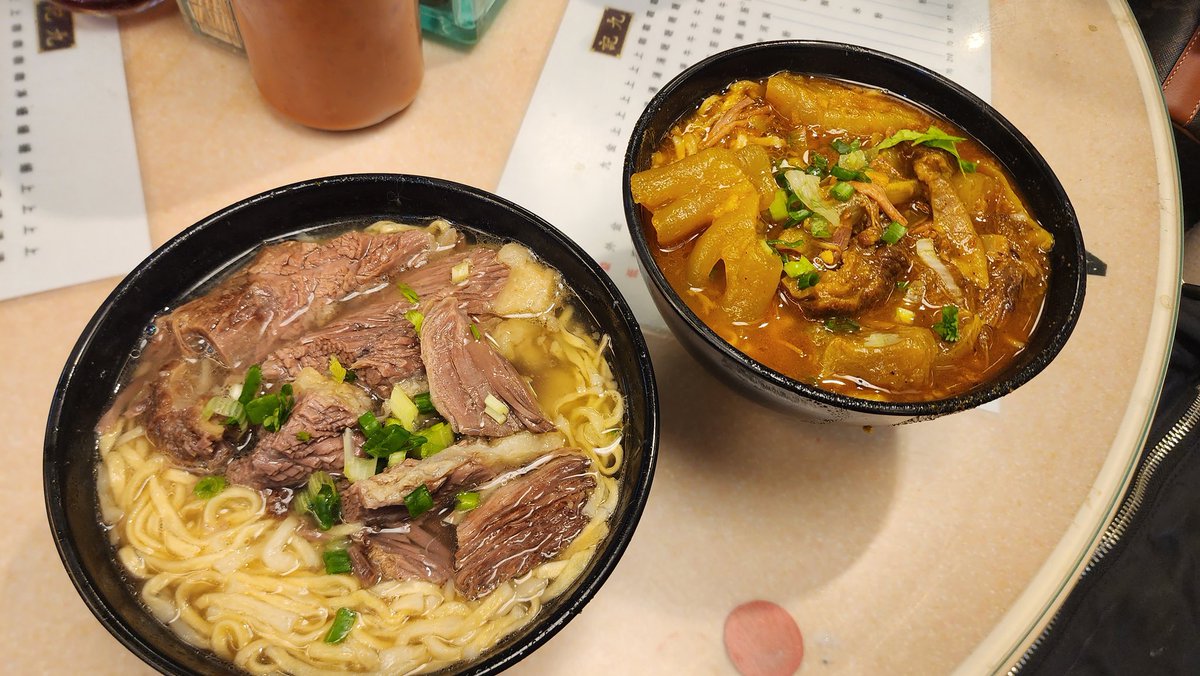 youmonya's tweet photo. 양조위 단골집? <카우키레스토랑> 방문 완  。
전설의 4 and 14  시킴  ! 밀크티도 시킴 !
다 맛있음 ㅈㄴ 배고픈 상태에서 먹어서 더 맛있음
고기?  ㅈㄴ 부드러움  녹아없어짐 고기 개많음
다른 건 카레? 임 맛있음!
쌀국수 같이 생겼는데 국물은 갈비탕느낌 존맛
뭐가 제일 맛있었냐면    밀크티 https://t.co/iCbFHM21Us