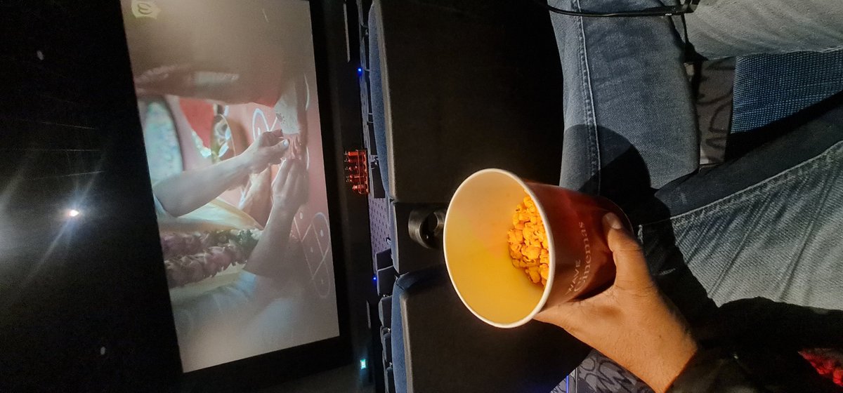 Vivek__Arya's tweet image. Movie Bina popcorn 😇#notpossible