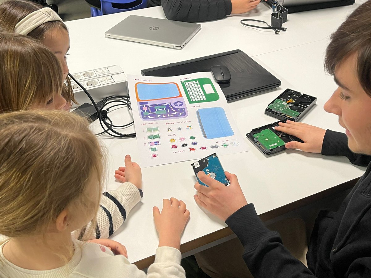 Sabeu què té un ordinador per dins? L’alumnat de #1rPrimàriaSN ho està aprenent amb #HelloRuby i els companys del cicle formatiu de Sistemes Microinformàtics i Xarxes (SMX) els hi han mostrat.
Quina sort poder compartir coneixements i experiències entre petits i grans!