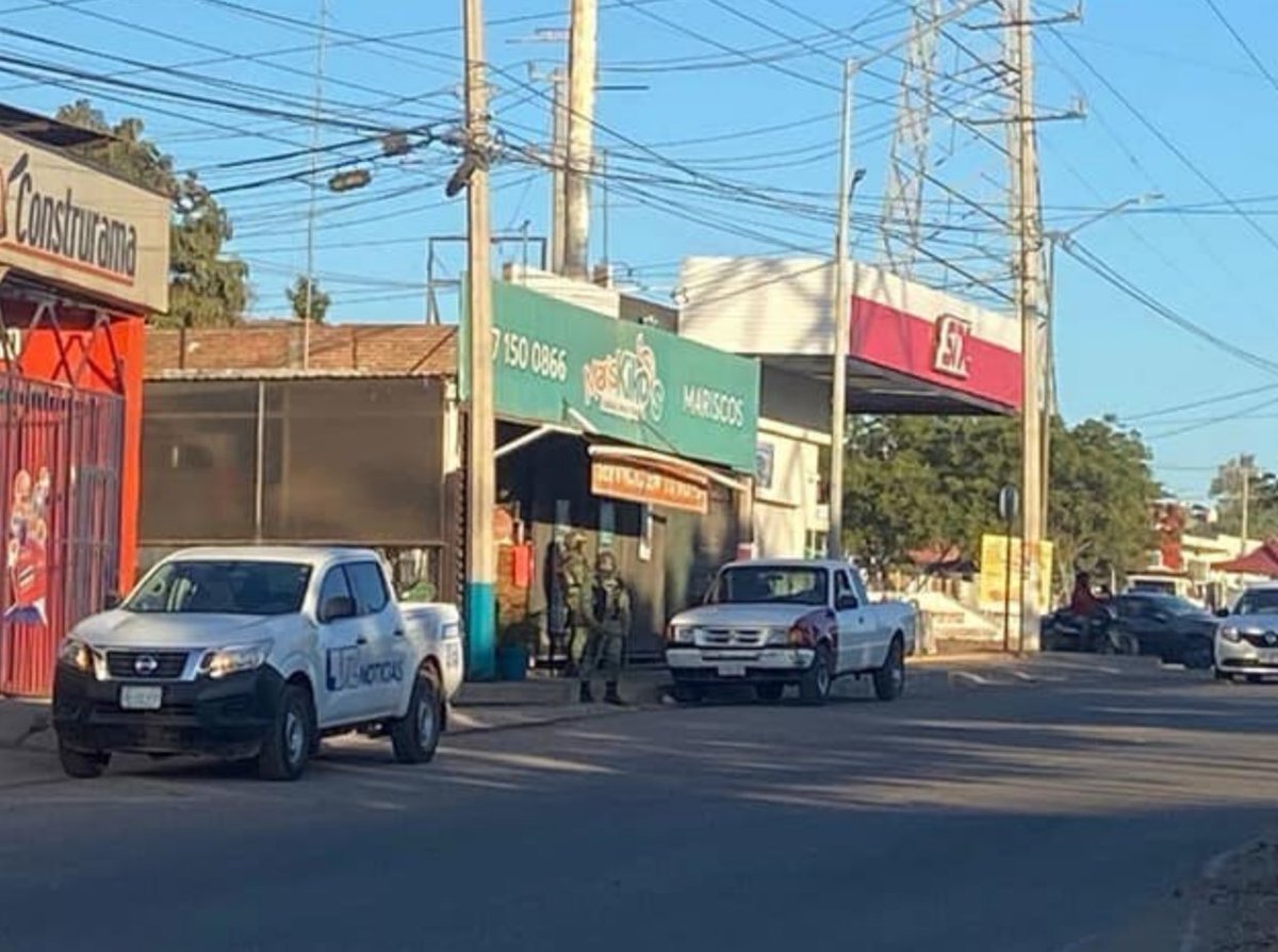 Desde la madrugada y hasta esta mañana elementos del Ejército Mexicano y Guardia Nacional mantienen desplegados operativos en la colonia Renato Vega de Culiacán. #Sinaloa 

Diversas calles se encuentran sitiadas por fuerzas federales, desconociéndose al momento de que se trata.
