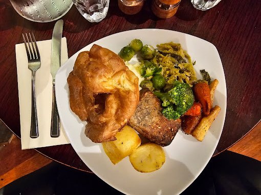 🌱✨#Vegetarian #SundayLunch. A hearty serving of fresh seasonal veg, delicious #nutroast, a generously sized Yorkshire pudding, and vegetable gravy to tie it all together. Add a side of cauliflower cheese, if you please!
#Whitehorseharrow  #cauliflowercheese #yorkshirepudding