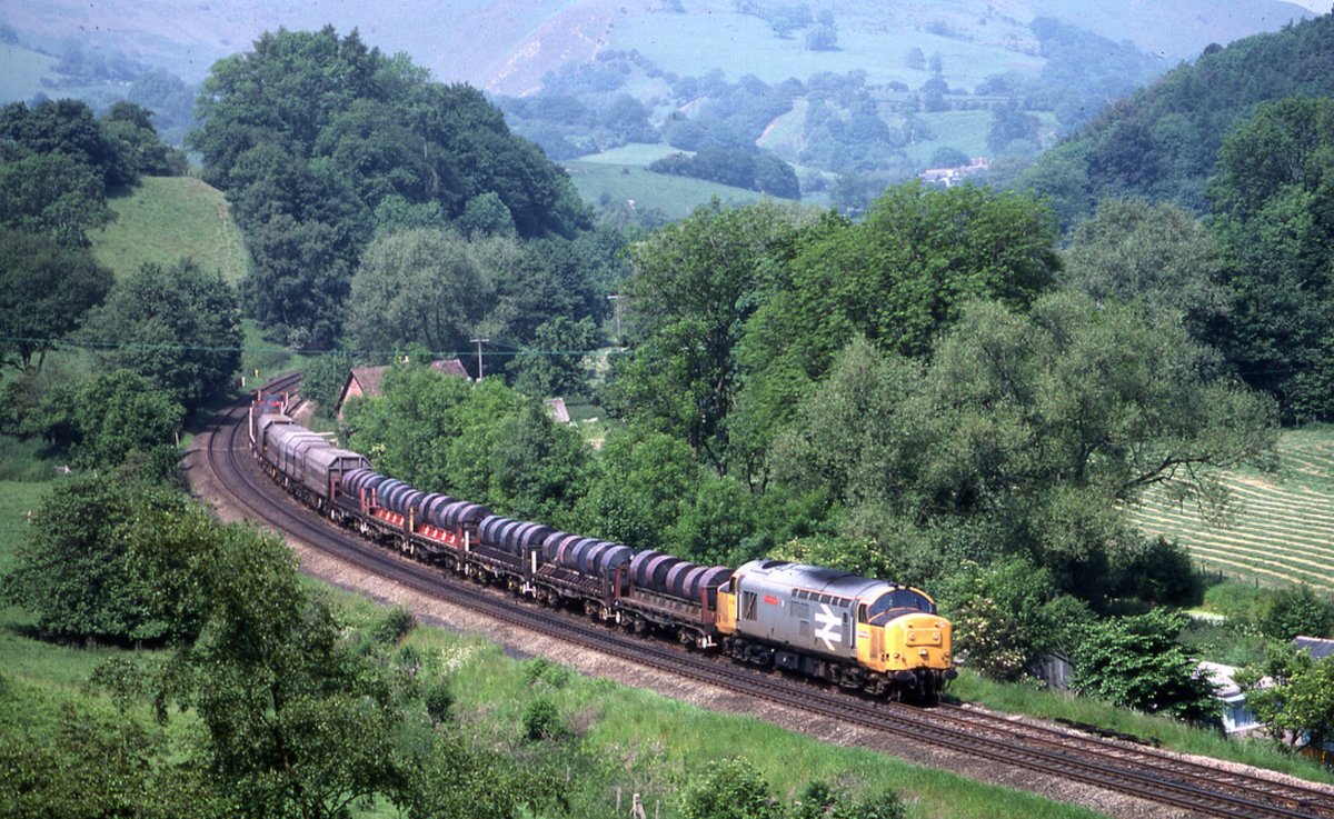 All this clamjaphry about 37901 trotting about with a couple of coaches this week. Here is is with a proper train. 6V75 Mossend Llanwern struggling up the hill at Marsh Brook. June 88. @TheGrowlerGroup #class37