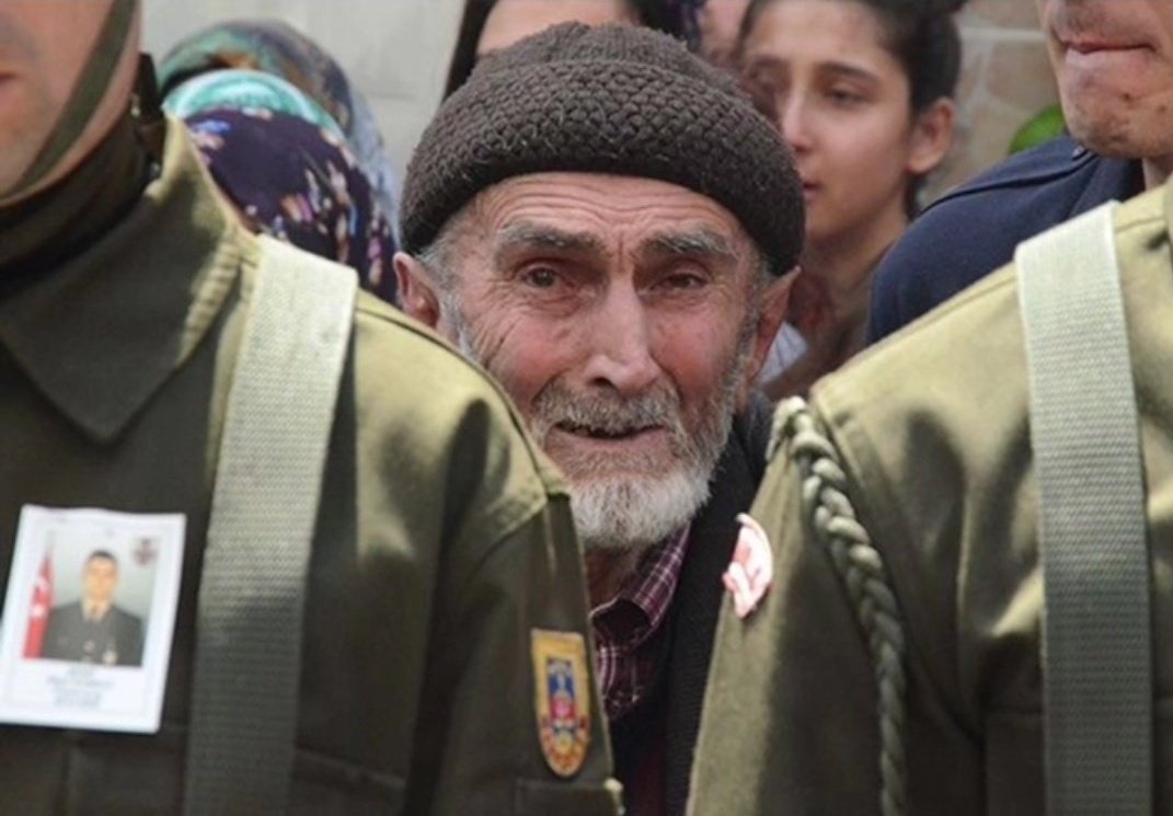 bazen bir fotoğrafa bakar yutkunur kalırsın ya öyle işte..