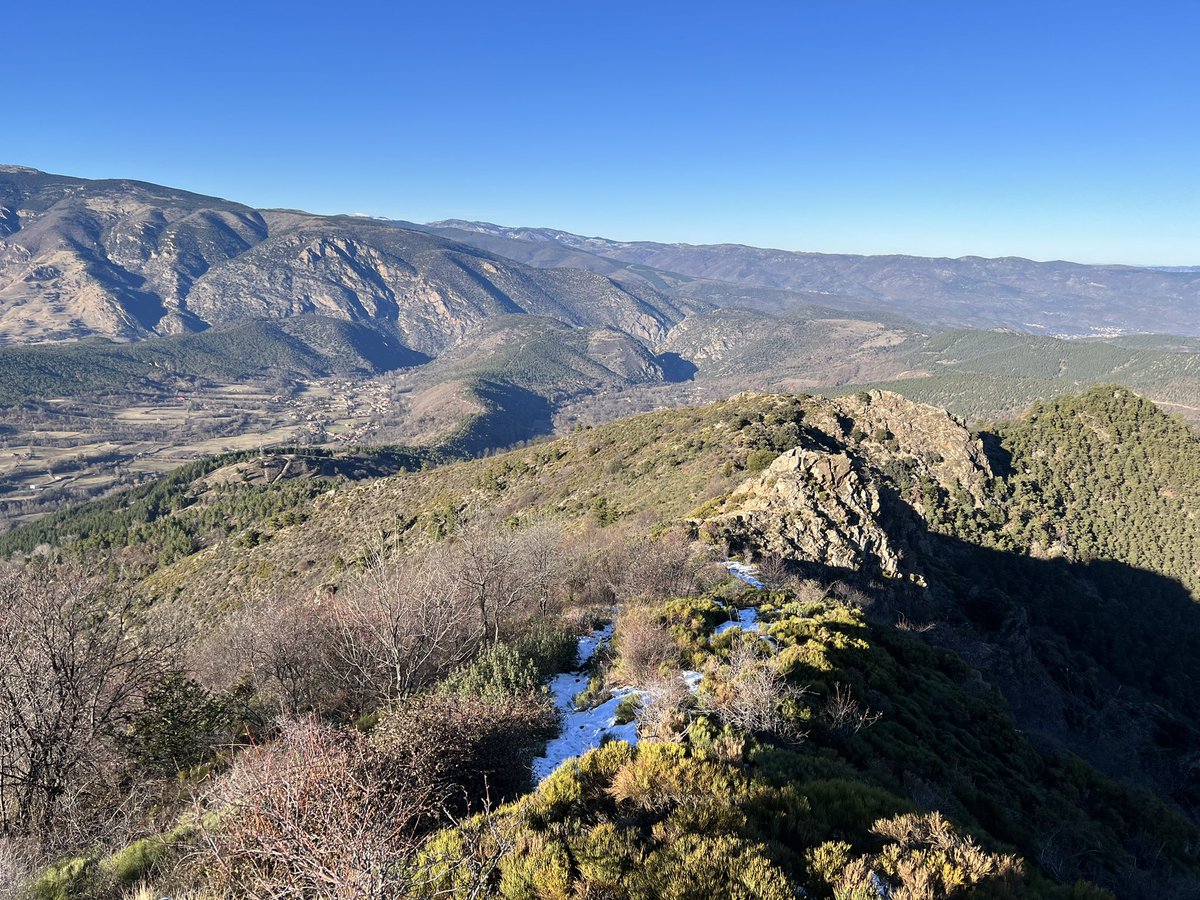 Hubert_Colpin's tweet photo. Grand ciel bleu et températures plutôt agréables (~8°C à Vernet-Les-Bains) dans les Pyrénées-Orientales cet après-midi au pied du #Canigou @Meteo_Pyrenees @MeteoFrance_SE 
Très peu de neige en dessous de 2000m. À peine 3-4cm sur l’ubac. Au dessus de 1400m. https://t.co/8GFtlIoMRI
