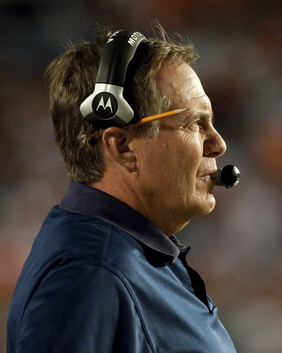 PlayersTribune's tweet image. That time Kevin Faulk 𝘢𝘭𝘮𝘰𝘴𝘵 missed a Bill Belichick meeting. 😅⁠
⁠
“Listen: If there’s one thing I know after having played for the Patriots for 13 years, it’s that you don’t wanna be late to a Bill Belichick meeting.⁠
⁠
Like, ever.⁠
⁠
So when I woke up one morning…