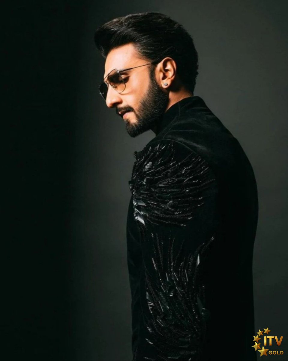 ITVGold's tweet photo. Setting the style bar sky-high, the ever-dashing #RanveerSingh graces us with his charisma in sleek black ethnic attire! 🔥🖤
#DapperInBlack #EthnicElegance #BollywoodBuzz #MustFollow #CelebLife #Bollywood #Entertainment #viralposts #follow #ITVGold #NewsIndiaTimes #DesiTalk #ParikhWorldWideMedia