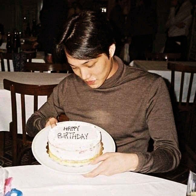 MayGom_88's tweet photo. 생일 축하해요 나의 베이비 🐻🤎
တစ်ခုတည်းသော ဆုတောင်းကတော့ ရောက်လေရာမှာဘေးကင်းကျန်းမာပြီး ပျော်ရွှင်ဖို့ပါပဲ။ အမြဲတမ်းအားအင်ဖြစ်ပေးလို့ ကျေးဇူးပါ အူတူးပူကြူးရေ။ အမြဲတမ်း နောင်တမရှိ အားပေးနေပါ့မယ်။ 🤎
#갓카이탄일
#종인이로_온세상이_가득한하루
#Hello30thKAI
#MrKaiHBD
@weareoneEXO https://t.co/fzBFLmv3je