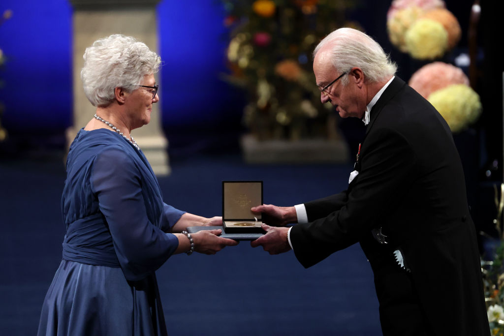 Forbes's tweet photo. Anne L'Huillier won the 2023 Nobel Prize in Physics for her experimental work with light and the movement of electrons, becoming the fifth woman ever to receive the Nobel for physics. #ForbesOver50
Get the full 50 Over 50: EMEA list here: https://t.co/y1w8zpchMv https://t.co/8bJhcV5hqM