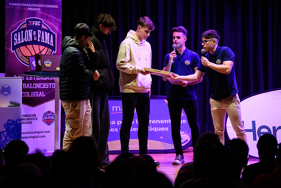 𝙎𝙖𝙣𝙩𝙖 𝙇𝙊𝘾𝙐𝙍𝘼.

Mágico día de presentación en la @CopaColegialBcn 

Info: copacolegial.com/barcelona/noti…

Galería de fotos: copacolegial.com/barcelona/foto…

#VuelvelaMagia