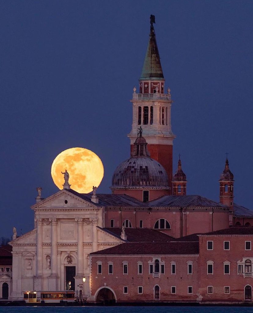 AcademiaAesthe1's tweet photo. What is preventing you from moving to Venice? https://t.co/2p9BolIHku