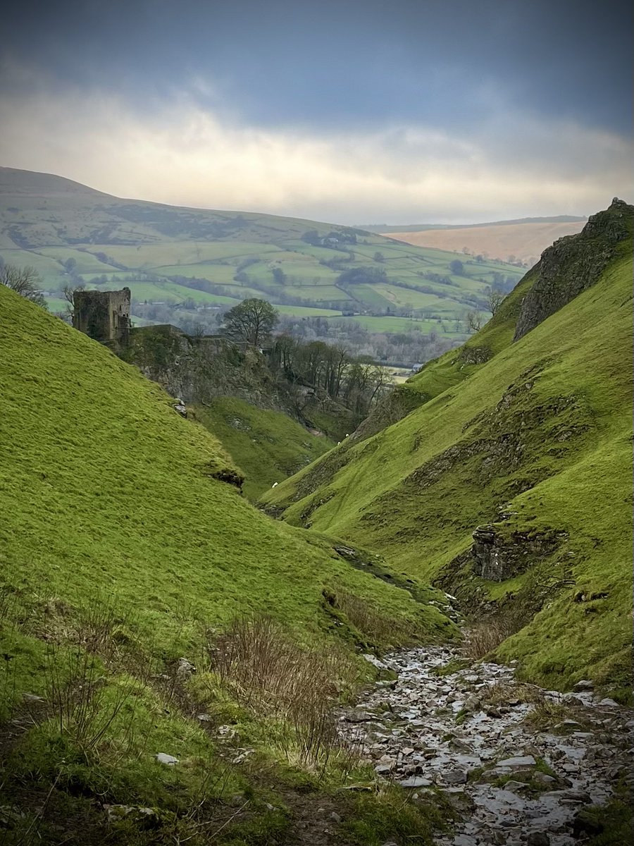 TeamWalking's tweet photo. Moody skies over Cave Dale and Peveril Castle, Peak District
#castleton #peakdistrict #peverilcastle https://t.co/H9C6ttMrkv