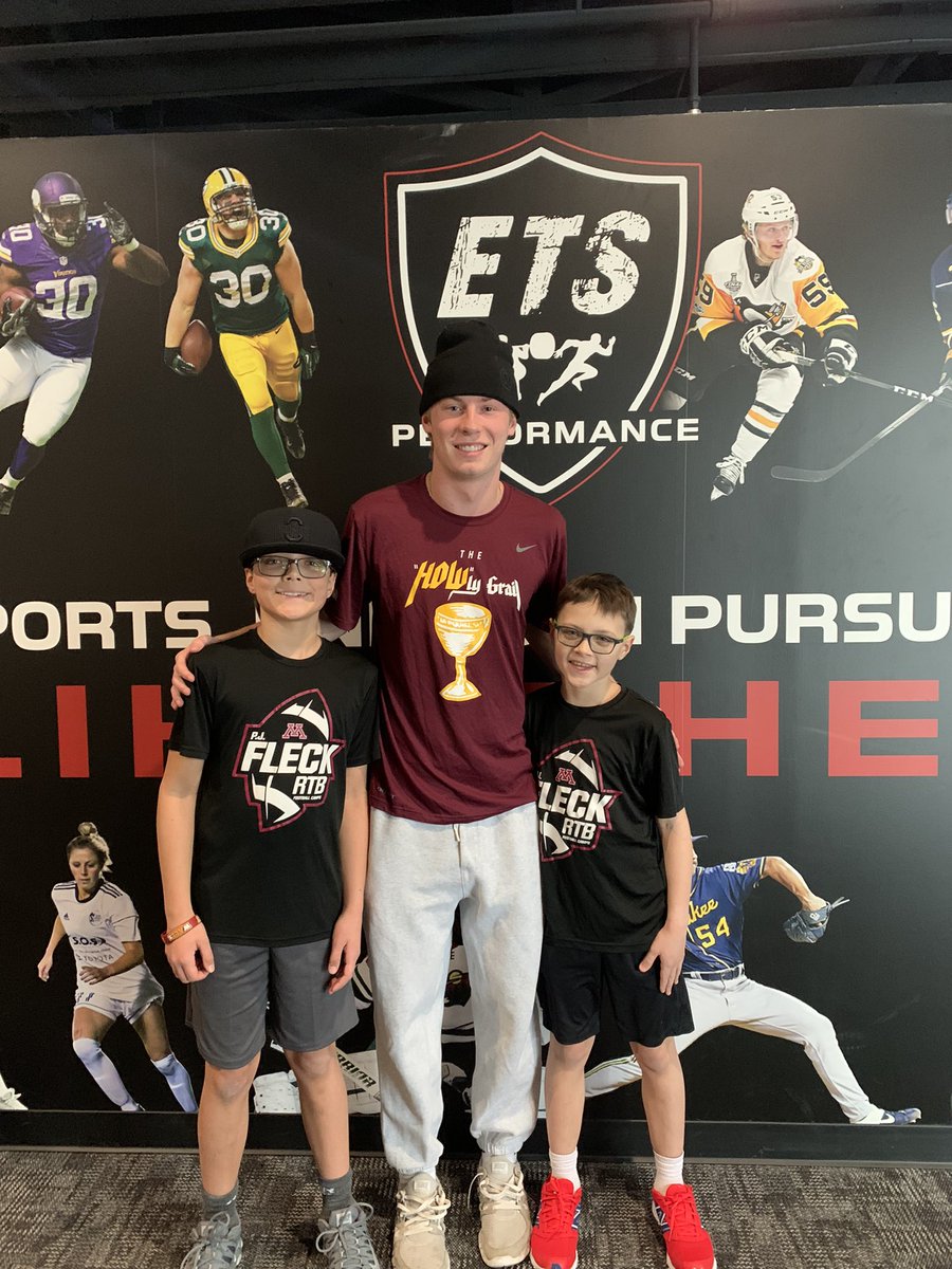 Big THANK YOU to our guy @MaxShikenjanski for coming in before sessions to say hello to these @GopherFootball fans! 🙏 ••• #RTB @ETSPerformance @Coach_Fleck