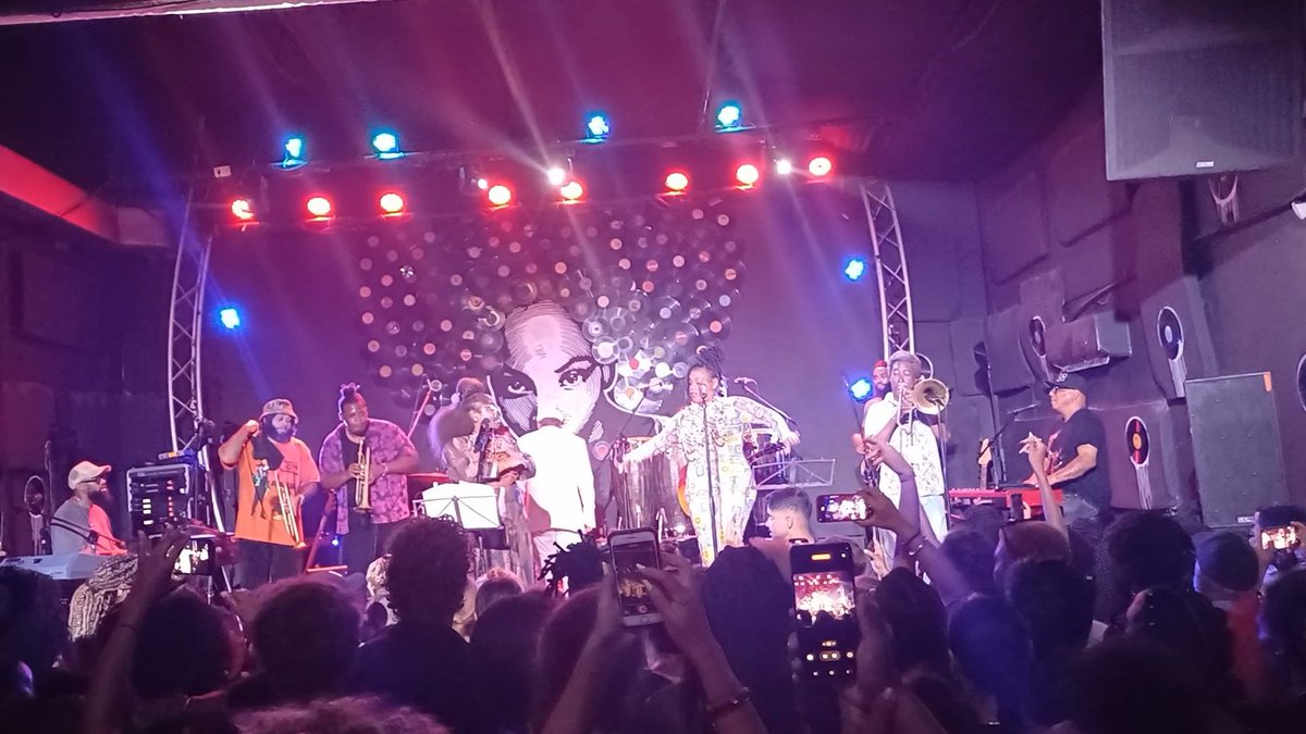 eileensosin's tweet photo. Anoche las diosas de la música bajaron a #LaHabana 
@TankandDaBangas @bigfreedia @fabricadeartecu 
#NewOrleans #GettingFunky https://t.co/A4T5cIqY5x