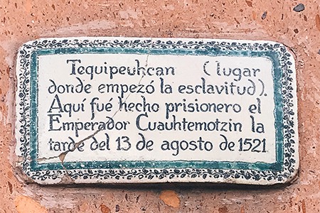 En el #BarrioBravo de Tepito, hay una placa en la fachada de la parroquia de la Concepción de Tequipeuhcan que dice: (lugar donde empezó la esclavitud). Aquí fue hecho prisionero el Emperador #Cuauhtémoc la tarde del #13DeAgosto de 1521. 
#Tenochtitlan 

Memoria e identidad.