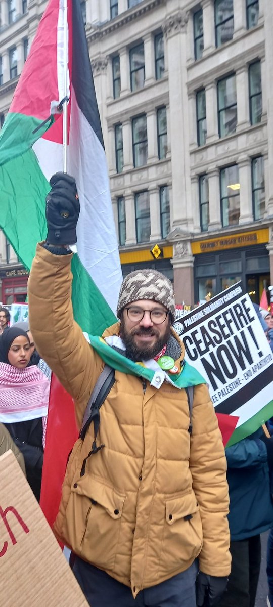AlexiDimond's tweet photo. Amazing show of solidarity &amp; humanity in London today 💚

Our 'leaders' may stand for war &amp; genocide.

But, the people stand with Palestine ✊️🇵🇸

#CeasefireNOW #StopIsraeliGenocide https://t.co/DAR2KTDG0M