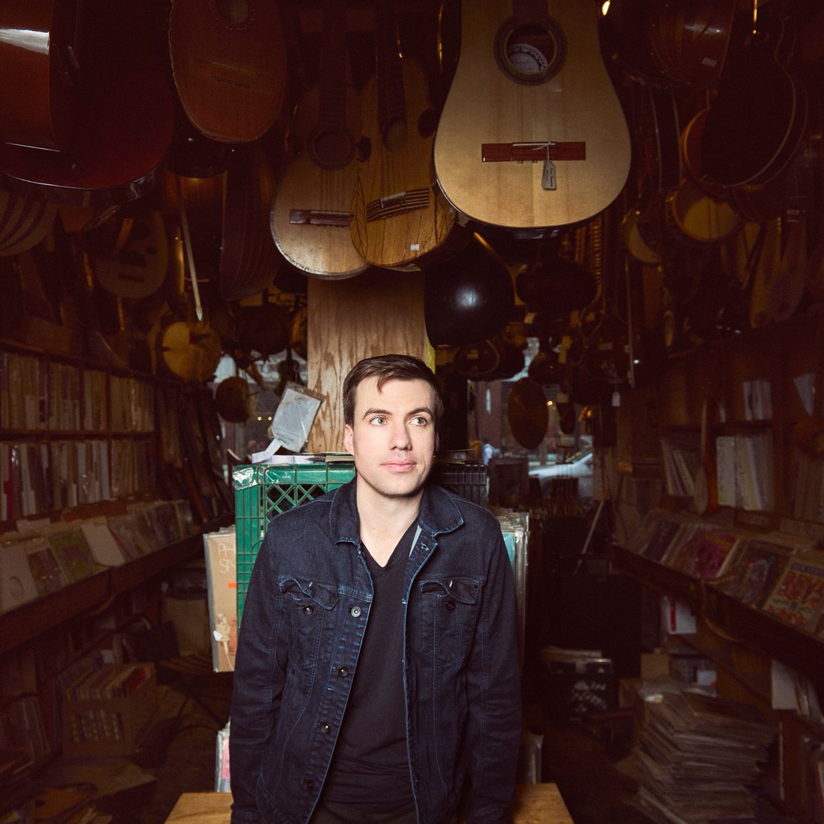 Hello! I’m releasing a solo album for the first time in over a decade. You can pre-save the first single out next Thurs 1/18 “Watch The Credits Roll” at the link below, the full album “Spun Honey” is out March 21. Yay!

lnk.to/WatchTheCredit…